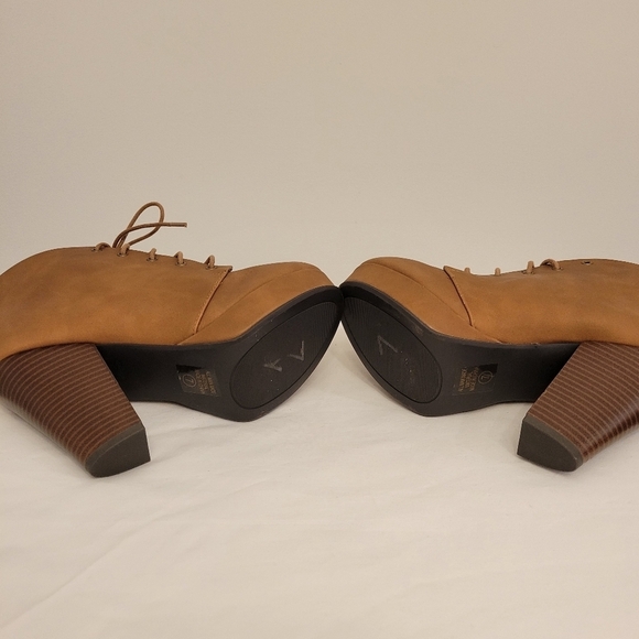 Soda faux leather lace up ankle boot w/ 4" heel size 7 - Picture 5 of 5